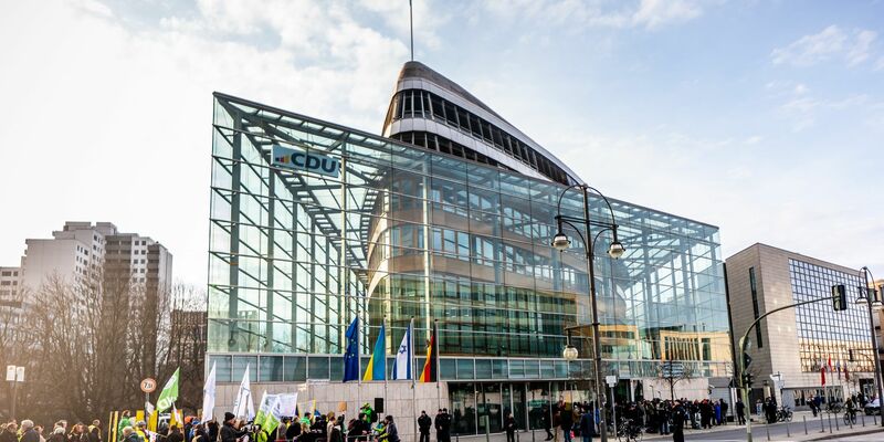 In den Koalitionsverhandlungen von Union und SPD hakt es bei Kernthemen von CDU und CSU, wie der Migration oder dem Bürgergeld. Ob eine neue Regierung bis Ostern steht, gilt als offen. - Foto: Michael Kappeler/dpa