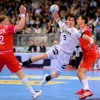 Kapitän Johannes Golla fand immer wieder eine Lücke.  - Foto: Marco Wolf/dpa