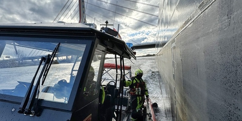 FW-NE: Feuer im Maschinenraum eines Binnenschiffes | Ein Besatzungsmitglied verletzt - Foto: presseportal.de