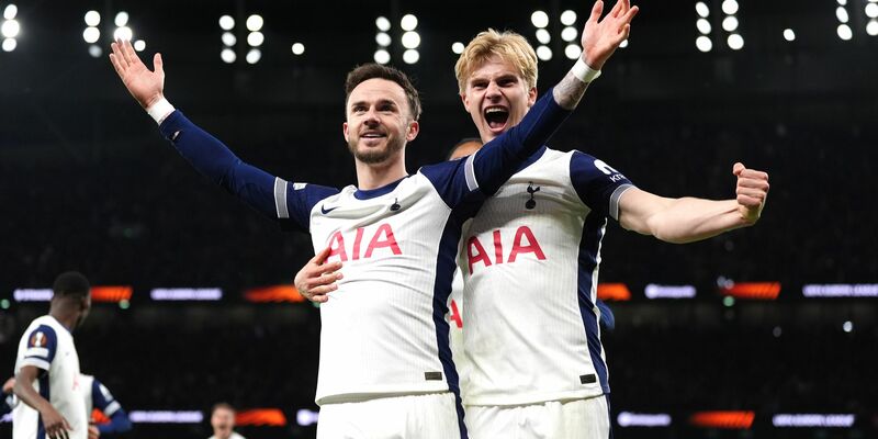Bereit für Frankfurt: James Maddison (l) trifft für Tottenham im Achtelfinale gegen AZ Alkmaar.  - Foto: Ben Whitley/PA Wire/dpa