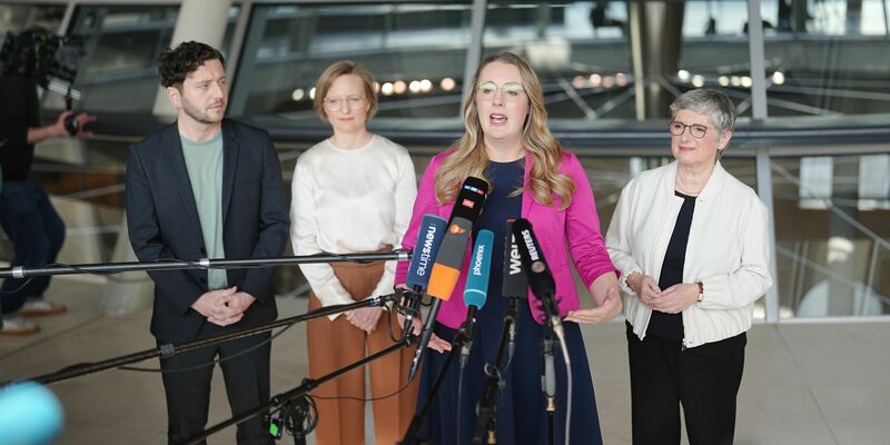 Die Partei- und Fraktionsspitzen der Grünen: mit Franziska Brantner und Katharina Dröge in der Mitte. (Archivbild) - Foto: Kay Nietfeld/dpa