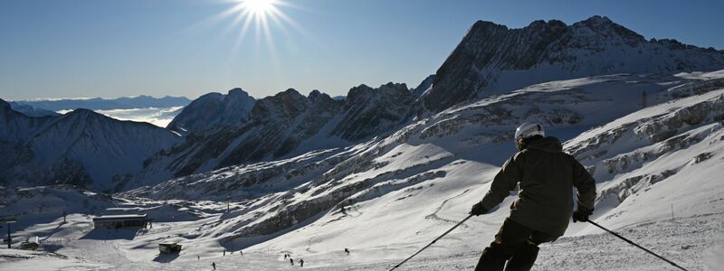 Wintersportler genießen in der sich dem Ende zuneigenden Saison Sonnenschein und blauen Himmel. (Archivbild) - Foto: Angelika Warmuth/dpa