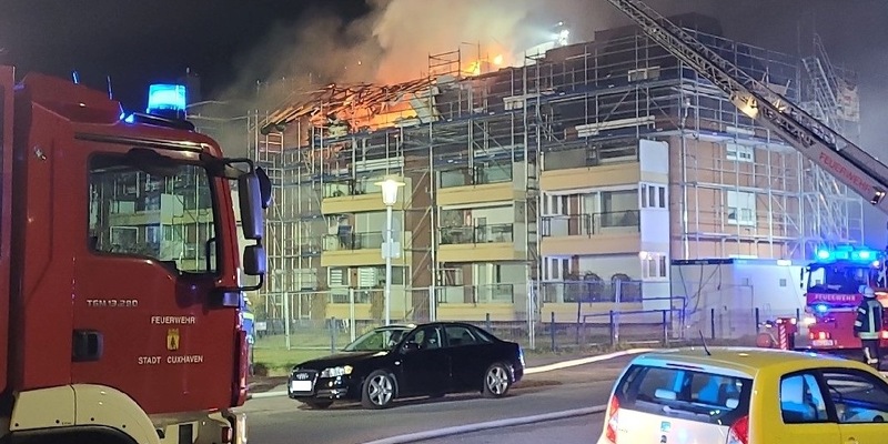 POL-CUX: Großbrand in einem Mehrfamilienhaus in Cuxhaven - Alle Anwohner evakuiert, glücklicherweise keine Personenschäden (Foto im Anhang) - Foto: presseportal.de