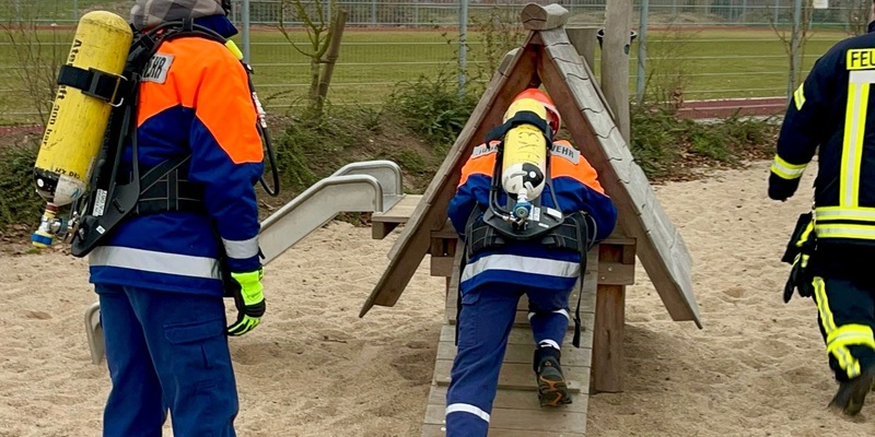 FW Hünxe: Jugendfeuerwehrleitung im Amt bestätigt - Jugendliche trainieren im Hindernisparcours - Foto: presseportal.de