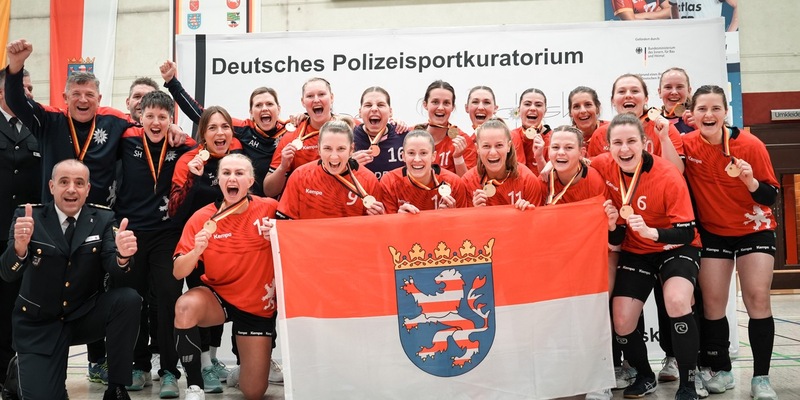 POL-DA: Bensheim: Innenminister gratuliert Polizistinnen zum Gewinn der Deutschen Polizeimeisterschaften im Handball / Hessen holt zum 5. Mal hintereinander den Titel - Foto: presseportal.de