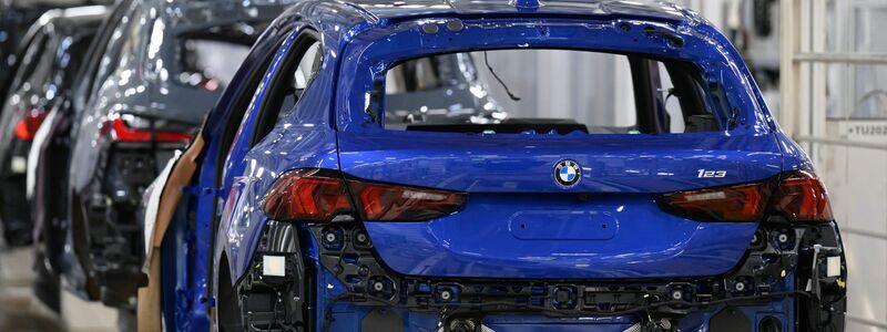 Fahrzeuge werden auf einer Linie im BMW-Werk Leipzig montiert. - Foto: Hendrik Schmidt/dpa