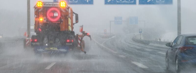 Schneefall und Schneeregen könnten auch am Wochenende hier und da noch fallen. - Foto: Jan Woitas/dpa