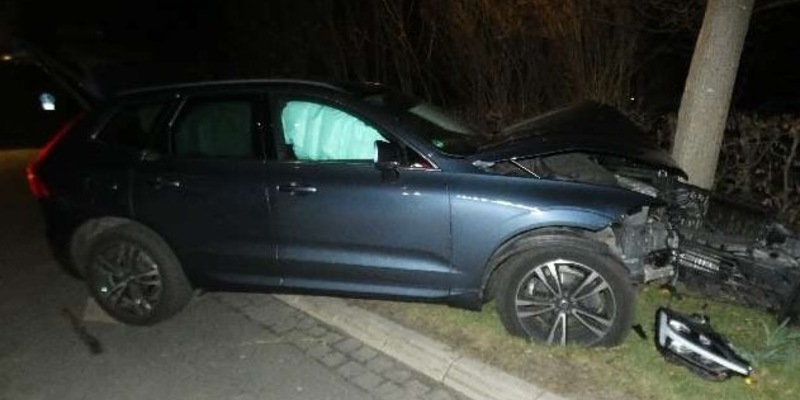 POL-CUX: Verkehrsunfall in Wehdel - Fahrzeugführerin kommt aufgrund von Sekundenschlaf von der Fahrbahn ab und verletzt sich schwer (Foto im Anhang) - Foto: presseportal.de