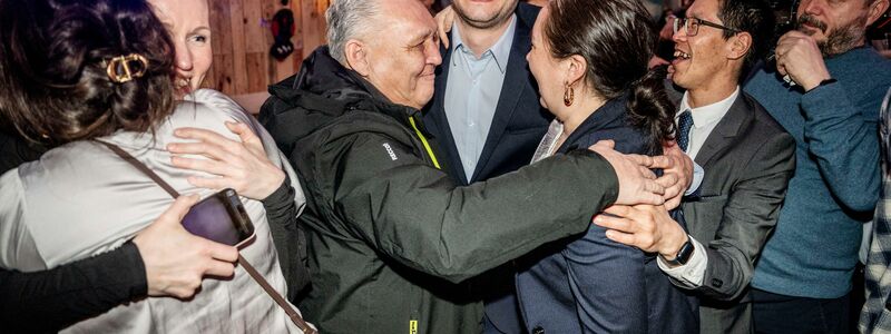 Die sozialliberale Partei Demokraatit um ihren Vorsitzenden Jens-Frederik Nielsen (Mitte) hat die Parlamentswahl auf Grönland gewonnen. - Foto: Mads Claus Rasmussen/Ritzau Scanpix Foto/AP/dpa