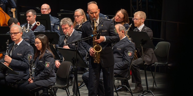 POL-WES: Moers - Das Landespolizeiorchester NRW spielte am Donnerstagabend (13.03.) Film- und TV-Melodien in der enni.eventhalle in Moers. - Foto: presseportal.de