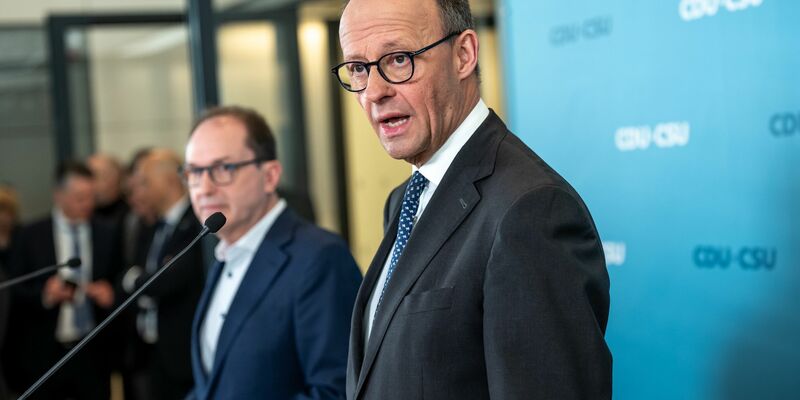 Merz ist zufrieden mit dem ausgehandelten Kompromiss - doch für Union und SPD wird es damit nicht unbedingt leichter.  - Foto: Michael Kappeler/dpa