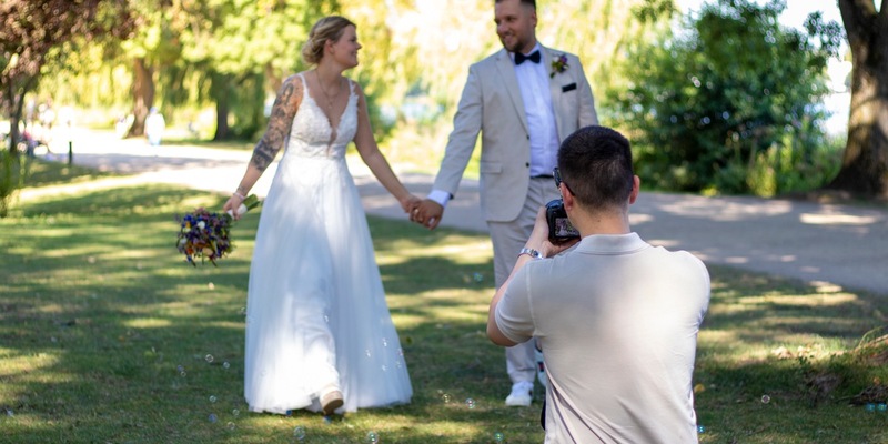 Kundenbindung leicht gemacht: Edmond Rätzel von der Foto & Film Akademie zeigt, wie Fotografen langfristige Kundenbeziehungen aufbauen - Foto: presseportal.de