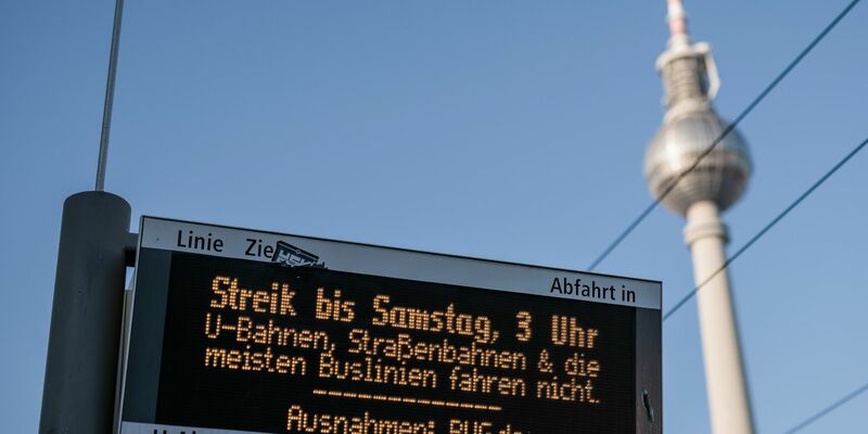Verdi ruft zum nächsten Warnstreik bei der BVG auf. (Archivbild) - Foto: Carsten Koall/dpa