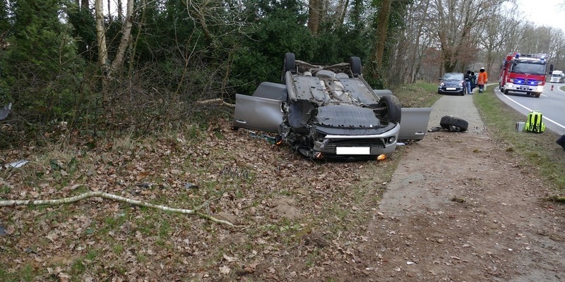 POL-CUX: Verkehrsunfall auf der Bundesstraße 495 zwischen Hemmoor und Lamstedt - 75-jähriger Fahrzeugführer erleidet tödliche Verletzungen - 95-jährige Beifahrerin lebensgefährlich verletzt (Foto im Anhang) - Foto: presseportal.de