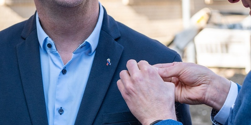 POL-WE: Im Zeichen der Solidarität - Polizeipräsident Krückemeier überreicht Schutzschleifen an HESSENMETALL Mittelhessen - Foto: presseportal.de