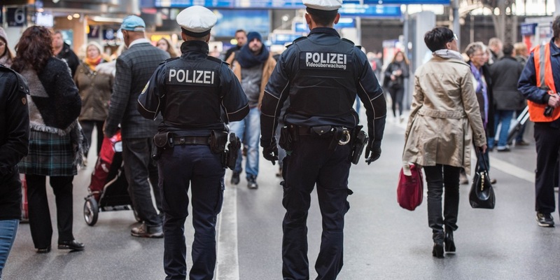 BPOL-HH: Per Haftbefehl gesuchter Mann entwendet Geldbörse im Schnellrestaurant im Hauptbahnhof- Festnahme durch Bundespolizei- - Foto: presseportal.de