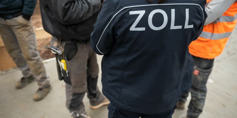 Nach einer bundesweiten Razzia haben die Zollbehörden mehr als 800 Ermittlungsverfahren wegen Schwarzarbeit und illegaler Beschäftigung eingeleitet. (Archivbild) - Foto: Thomas Müller/dpa-Zentralbild/dpa