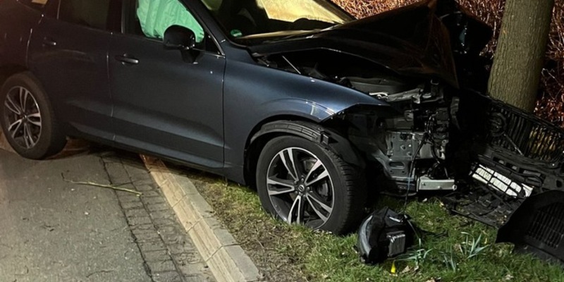 FFW Schiffdorf: Pkw prallt gegen Baum - Fahrerin kommt verletzt ins Krankenhaus - Foto: presseportal.de