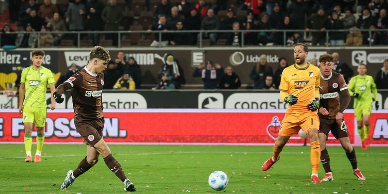 Zuversichtlich vor dem Spiel: FC St. Paulis Trainer Alexander Blessin - Foto: Christian Charisius/dpa