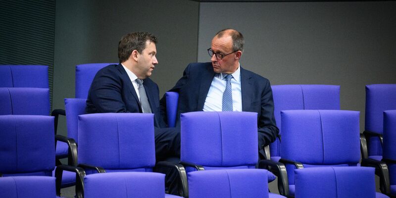 Nach der Finanzeinigung mit den Grünen beginnt für die Koalitionsverhandler das Ringen um die Details: SPD-Fraktionschef Klingbeil und Unionsfraktionschef Merz. - Foto: Bernd von Jutrczenka/dpa