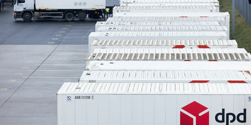 Ein Berg an Paketen, hier in einem Paketzentrum von DPD - an Logistikstandorten anderer Dienstleister sind es ähnlich große Massen. - Foto: Rolf Vennenbernd/dpa