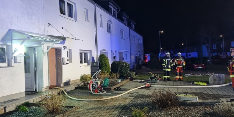 FW Düren: Brand eines Anbaus greift auf Fassade über - Foto: presseportal.de