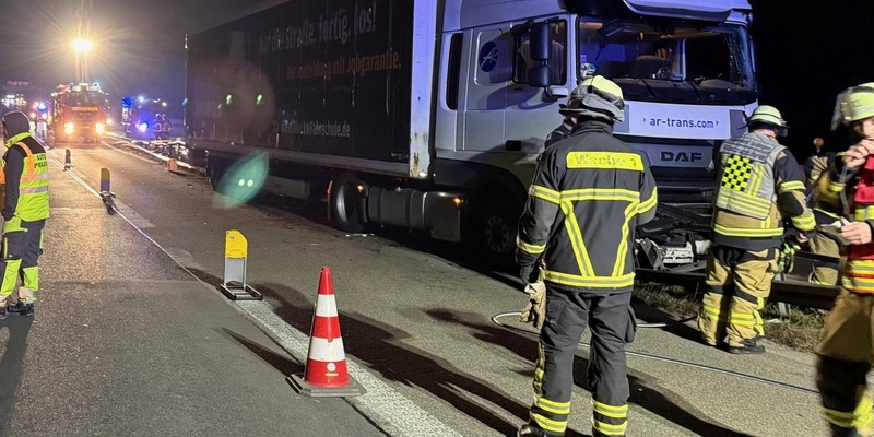 FW-SG: Schwerer Lkw-Unfall im Autobahnkreuz Hilden - Foto: presseportal.de
