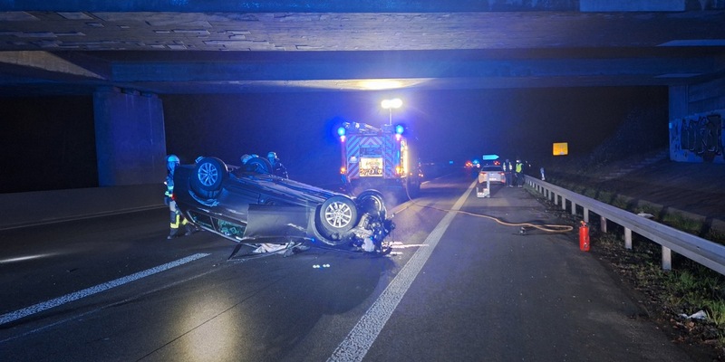 FW-E: Schwerer Verkehrsunfall auf der BAB 52 - zwei Fahrzeuge überschlagen sich - Foto: presseportal.de