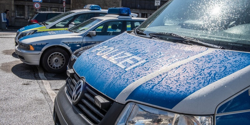 BPOL-HH: Herrenloser Rollkoffer sorgte für umfangreiche Einsatzmaßnahmen der Bundespolizei im Hamburger Hauptbahnhof - Spezialisten vom Entschärfungsdienst der Bundespolizei im Einsatz- - Foto: presseportal.de