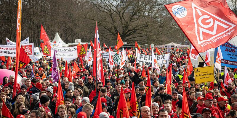 IG-Metall-Chefin Christiane Benner: «Ohne Industrie ist Deutschland ein armes Land.» - Foto: Moritz Frankenberg/dpa