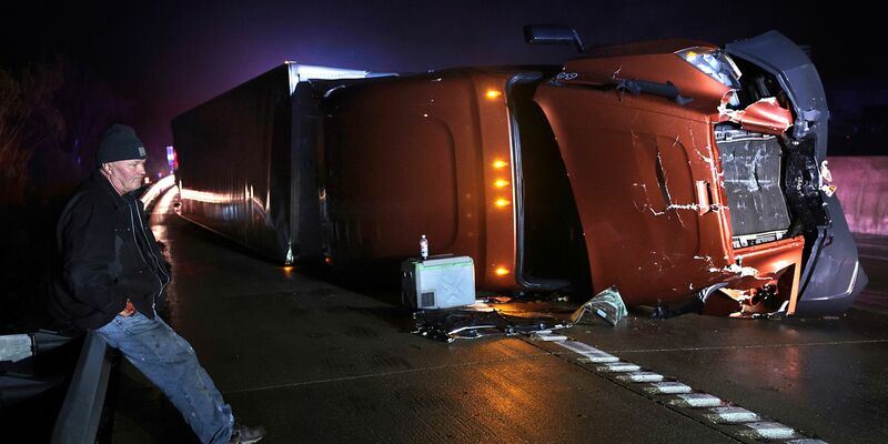 Lastwagen kippt im starken Sturm um - Foto: Robert Cohen/St. Louis Post-Dispatch via AP/dpa