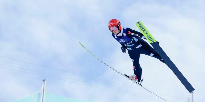 Weiter als die Slowenen: Andreas Wellinger (M). - Foto: Terje Bendiksby/NTB/dpa