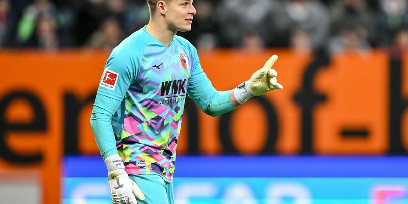 Sandro Wagner tätschelt Mert Kömür, den besten Augsburger, nach dessen 2:0. - Foto: Harry Langer/dpa