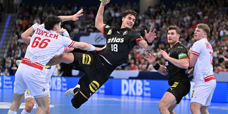 Julian Köster (M) kann seine Leistung im Vergleich zum Donnerstag steigern. - Foto: Swen Pförtner/dpa