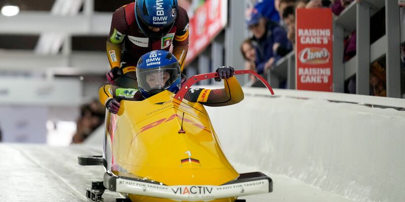  Laura Nolte (vorne) und Deborah Levi stehen vor ihrem ersten WM-Titel im Zweierbob. - Foto: Seth Wenig/AP/dpa