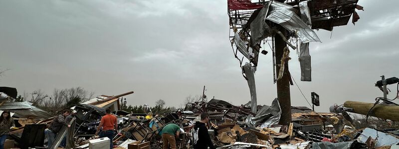 Ein schweres Unwetter hinterlässt im Ort Cave City in Arkansas Trümmer. - Foto: Staci Vandagriff/Arkansas Democrat-Gazette/AP/dpa