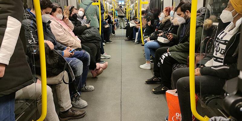 Vollbesetzte U-Bahn während der Corona-Pandemie (Archiv) - Foto: über dts Nachrichtenagentur