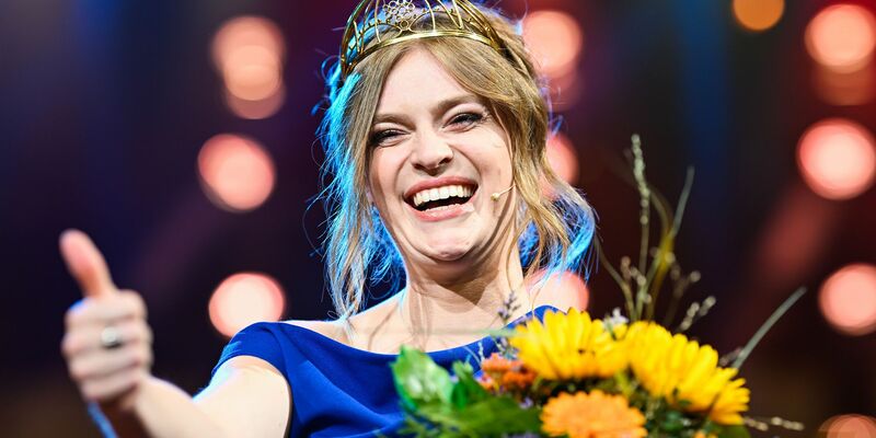 Auf die amtierende Weinkönigin Charlotte Weihl könnte erstmals ein Mann folgen (Archivfoto) - Foto: Uwe Anspach/dpa