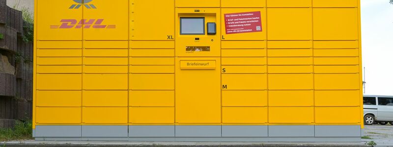 Eine Poststation in Osterwedding in Sachsen-Anhalt - solche Automaten gelten mancherorts in Deutschland künftig als Postfilialen. (Archivbild) - Foto: Heiko Rebsch/dpa