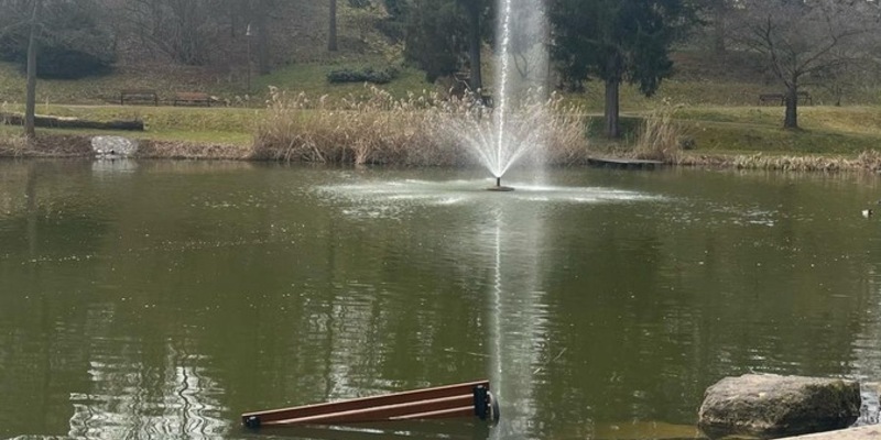 LPI-NDH: Sitzbank im Teich versenkt - Foto: presseportal.de