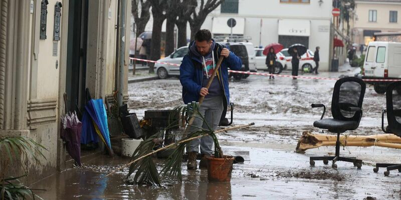 Im März waren insbesondere die Toskana und die Emilia-Romagna von Unwettern betroffen wie hier am Fluss Arno. (Archivbild) - Foto: Giuseppe Cabras/IPA via ZUMA Press/dpa