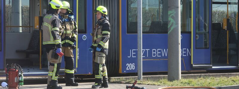 Die 46-Jährige wurde nach dem Brandanschlag am Sonntag mit lebensbedrohlichen Verletzungen in eine Klinik geflogen.  - Foto: Bodo Schackow/dpa