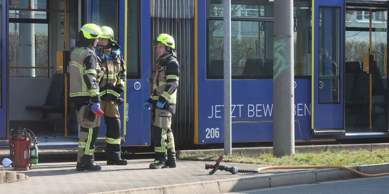 Über die Hintergründe des Brandanschlags in einer Straßenbahn in Gera war zunächst nichts bekannt.  - Foto: Bodo Schackow/dpa