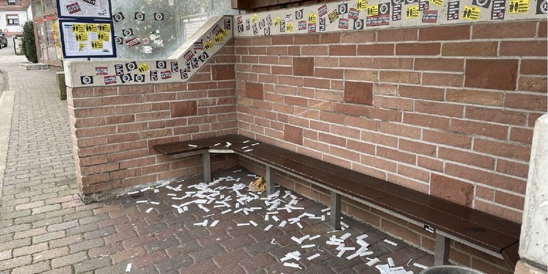 POL-PPWP: Bushaltestelle verklebt - Foto: presseportal.de