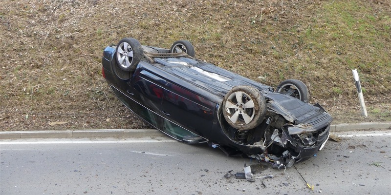 POL-GM: Auto überschlägt sich - Fahrerin schwer verletzt - Foto: presseportal.de