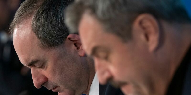 Es ist ernst: Finden Hubert Aiwanger und Markus Söder eine Lösung im Schulden-Streit? (Archivbild) - Foto: Peter Kneffel/dpa