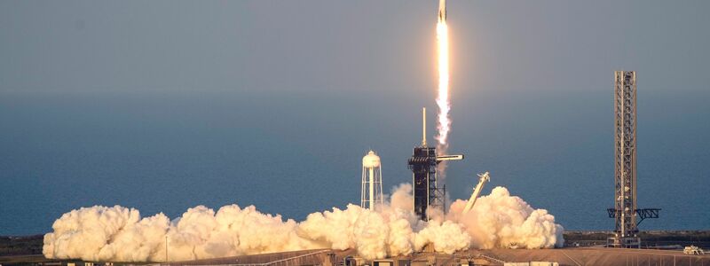 Start einer SpaceX Falcon 9-Rakete mit einer vierköpfigen Besatzung an Bord des Crew Dragon-Raumschiffs. - Foto: John Raoux/AP/dpa