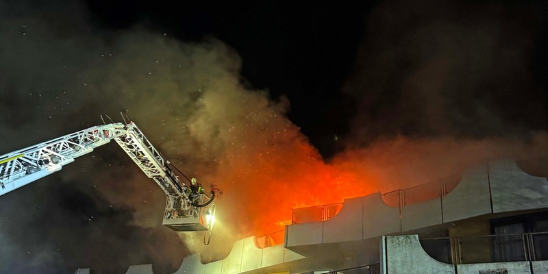 FW-EN: Großbrand in leerstehendem Altenheim - Weitere Brandereignisse im Ortsteil Kirchende - Feuerwehr mit überörtlichen Kräften im Einsatz - Foto: presseportal.de