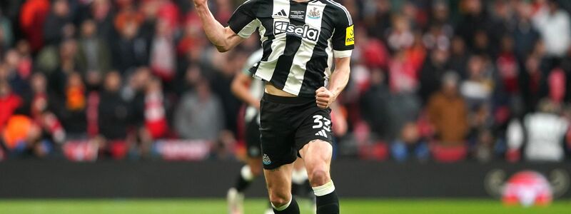 Dan Burn bejubelt seinen Treffer zum 1:0 für Newcastle United. Der Ligapokal-Gewinn ist der erste nationale Titelerfolg des Clubs seit 70 Jahren. - Foto: Owen Humphreys/PA Wire/dpa