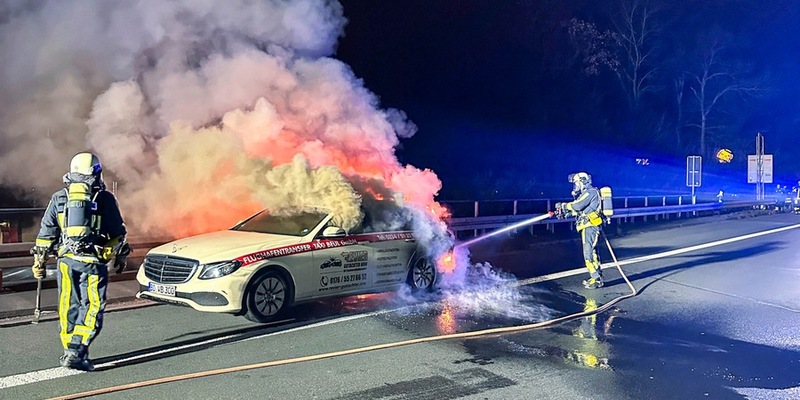 FW-BO: Brand eines PKWs in der Nacht von Sonntag auf Montag auf der A40 - Foto: presseportal.de